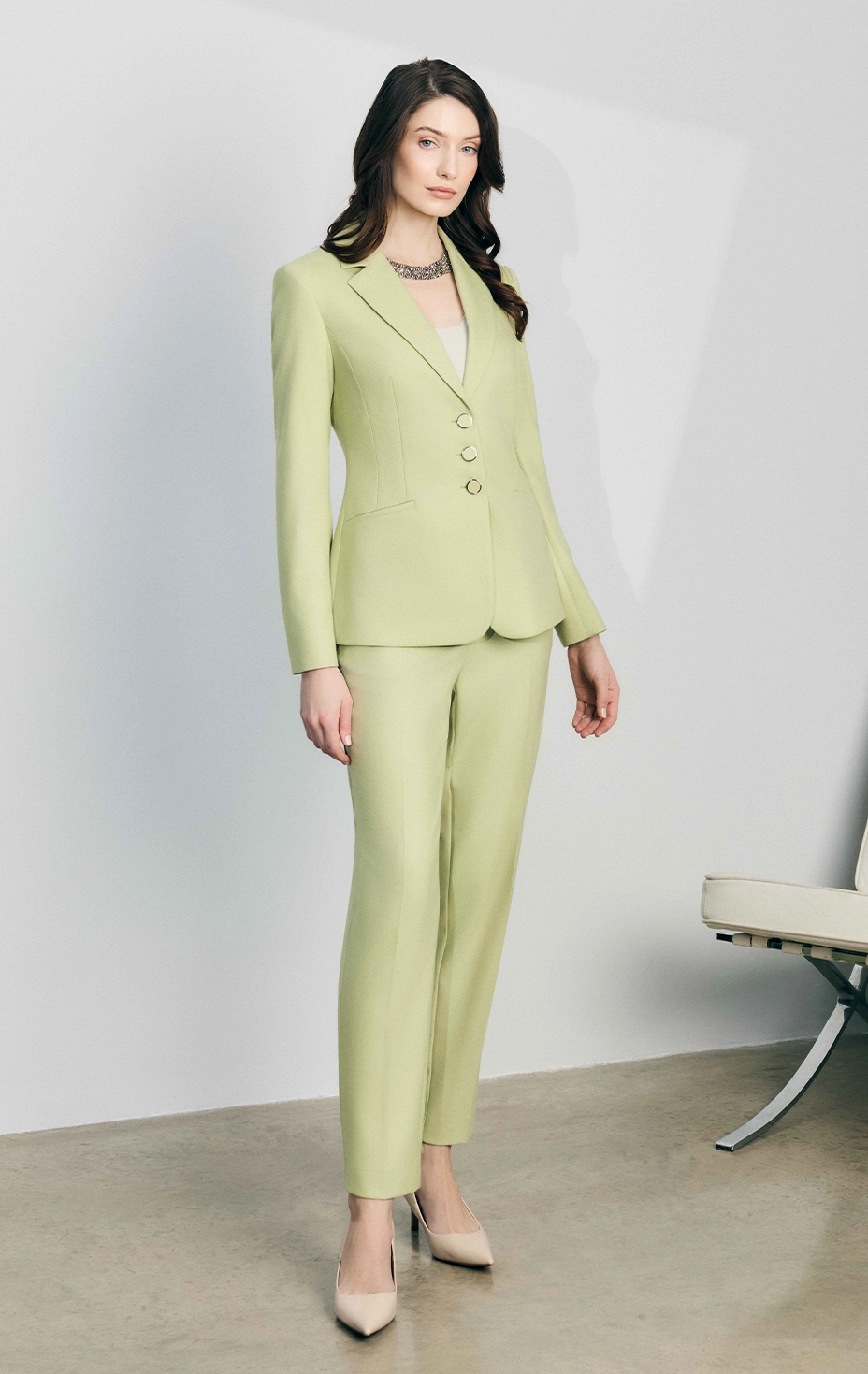 Sacou clasic și pantaloni clasici conici în nuanță pastel fistic