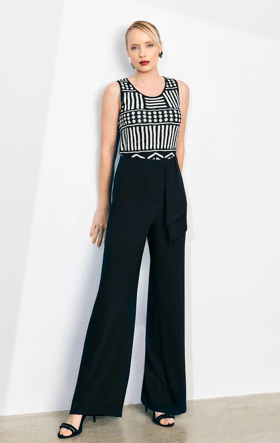 Дамски трикотажен топ с графичен черно-бял мотив и елегантен черен панталон