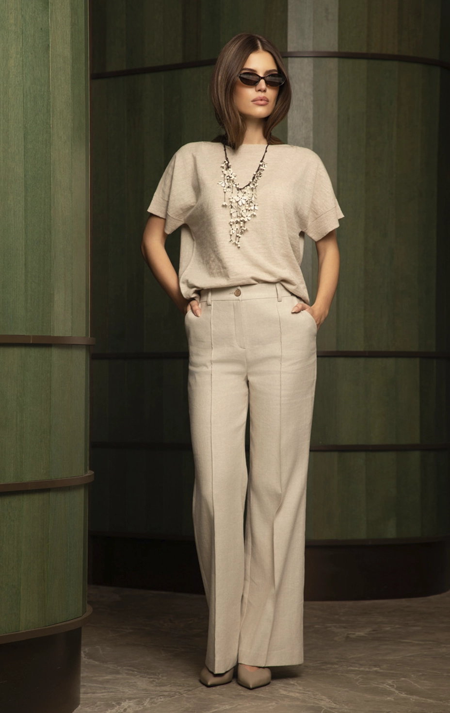 Short-sleeved cotton and linen knit top in a neutral light tone and trousers with a front crease by Dika.