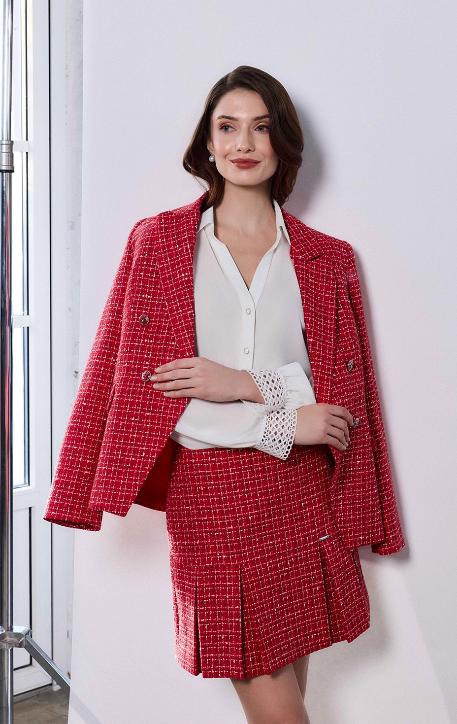 წითელი ტვიდის ბლეიზერი და მოკლე პლיסირებული ქვედაბოლო – შეიძინეთ სრული ლუქი