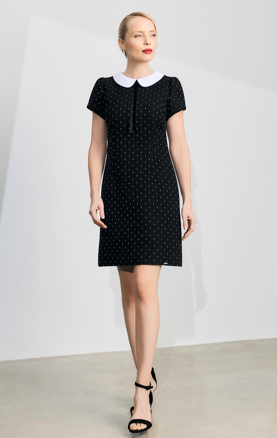 Избери елегантна черна къса туидена рокля с бяла контрастна якичка Черна къса рокля от туид с бяла якичка и елегантна линия
