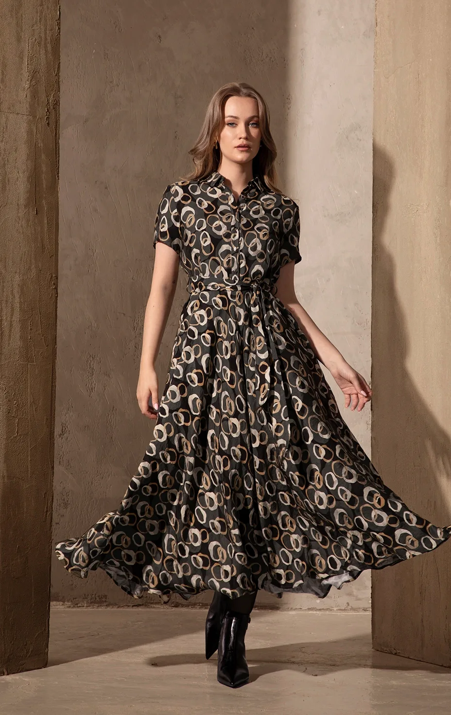 Rochie lungă elegantă de damă cu imprimeu geometric, talie evidențiată și croială evazată