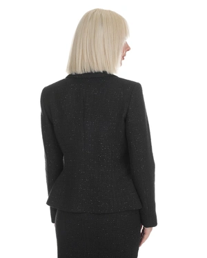 ერთრიგიანი პიჯაკი პეპლუმით, შავი ბამბის ტვიდი დახვეწილი ბრჭყვიალა დეტალებით. | ახალი - 4