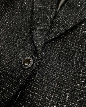 ერთრიგიანი პიჯაკი პეპლუმით, შავი ბამბის ტვიდი დახვეწილი ბრჭყვიალა დეტალებით. | ახალი - 6