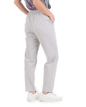 Летен памучен панталон, дължина до кокалчето, конусовиден крачол, с италиански джоб, в светлосиво | Панталони - 4