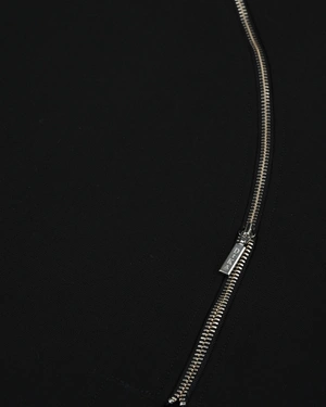 შავი სწორი ქვედაბოლო გამორჩეული დეტალით – ასიმეტრიული ოქროსფერი ელვა | ქვედაბოლოები | Dika.ge - 2 შავი სწორი ქვედაბოლო გამორჩეული დეტალით – ასიმეტრიული ოქროსფერი ელვა | ქვედაბოლოები - 2