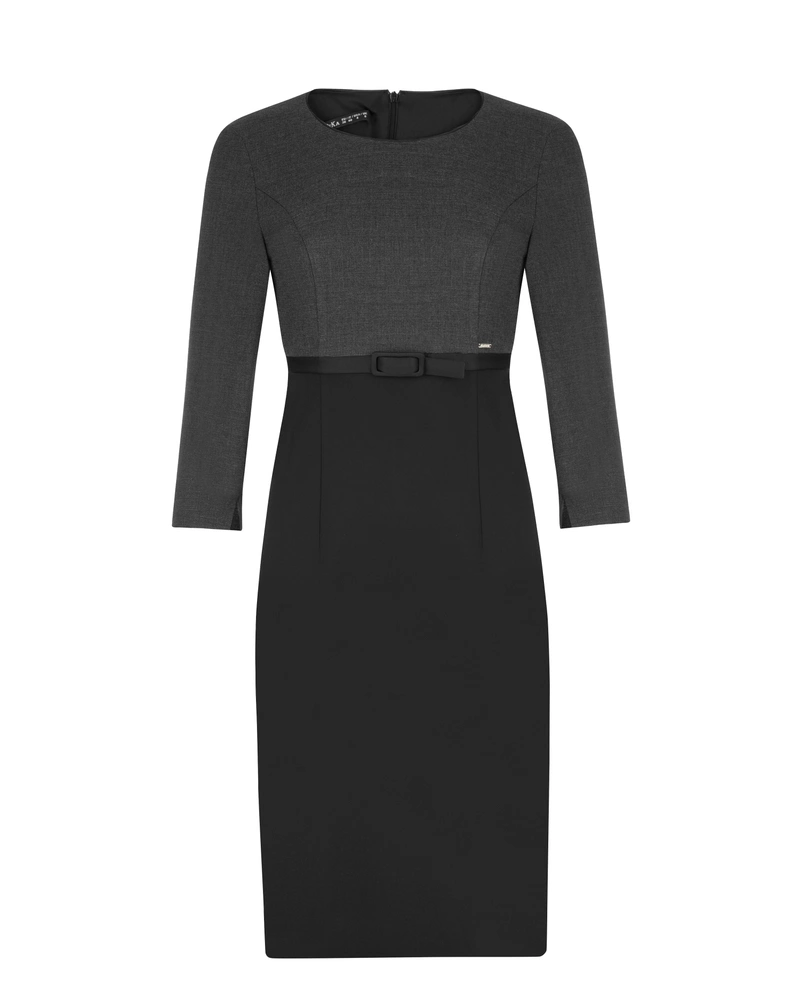 Dress with an accentuated waist | 