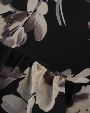 Шифонена рокля на черен фон с цветя и дълги ръкави | Рокли - 2