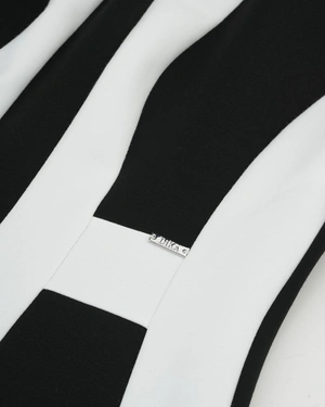 შავ-თეთრი კაბა მოდელირებული კონტრასტული ზოლებით | კოლექცია - 2