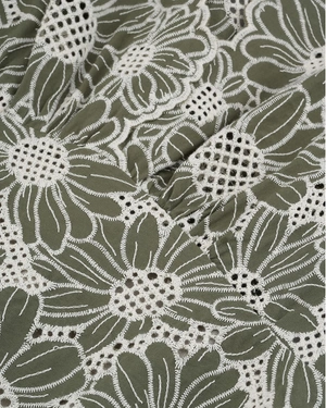 Pamučna haljina sa V-izrezom i kontrastnim cvetnim vezom u zelenoj boji | Haljine - 4