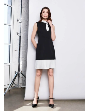 შავი კაბა თეთრი კონტრასტული ბაფთით და ნაკეციანი თეთრი ქვედაბოლოთი | ახალი - 1