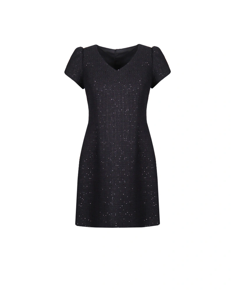 ელეგანტური კაბა შავი ბამბის ტვიდისგან, დახვეწილი ბრჭყვიალა დეტალებით. | ახალი