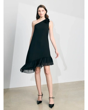 შავი, თხელი შიფონის კაბა, ცალი მხრით და ვარდის დეტალით. | კოლექცია წვეულებისთვის - 1