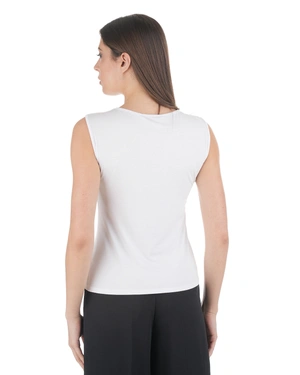 Бяла тениска от вискоза с усукан детайл на деколтето | НОВО - 3