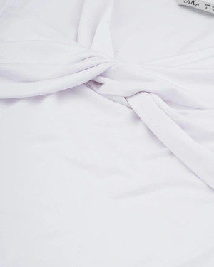 Бяла тениска от вискоза с усукан детайл на деколтето | НОВО - 5