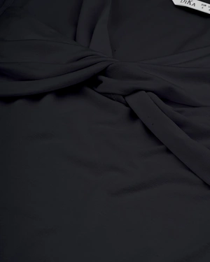 Черна тениска от вискоза с усукан детайл на деколтето | НОВО - 2