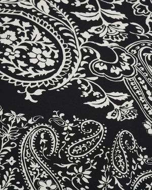 Черна тениска от вискоза с контрастен индийски принт | НОВО - 6