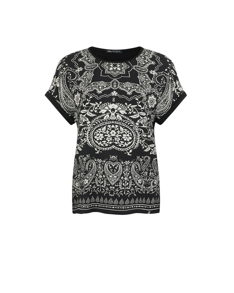 Черна тениска от вискоза с контрастен индийски принт | НОВО