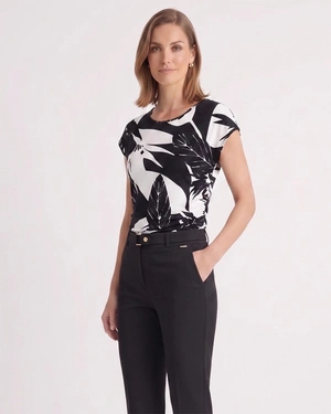 Черно-бяла тениска от вискоза с тропически стилизиран принт | НОВО - 1