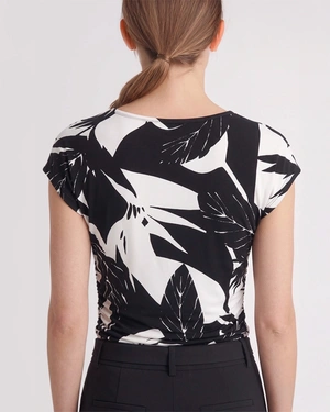 Черно-бяла тениска от вискоза с тропически стилизиран принт | НОВО - 2