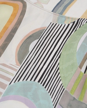 Bluză cu mâneci scurte cu imprimeu stilizat în tonuri pastelate | Bluze - 2