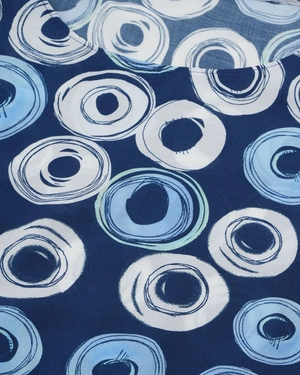 Ефирна дамска блуза от 100% вискоза със стилизиран принт в синята гама | НОВО - 6