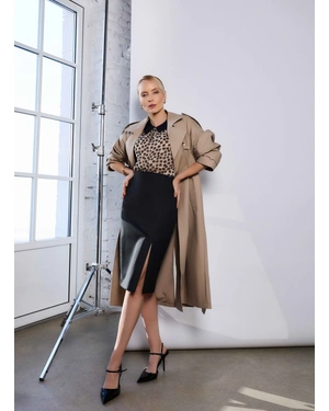 Elegantna bež bluza sa geometrijskim crnim printom i crnom kragnom | NOVO - 1