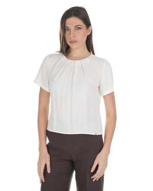 ატლასისებრი, თეთრი ფერის, საგაზაფხულო ბლუზა,მრგვალი ყელით, დამზადებულია რეიონისა და ვისკოზისგან. | ახალი - 1