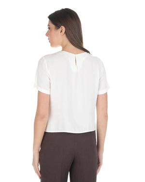 ატლასისებრი, თეთრი ფერის, საგაზაფხულო ბლუზა,მრგვალი ყელით, დამზადებულია რეიონისა და ვისკოზისგან. | ახალი - 3