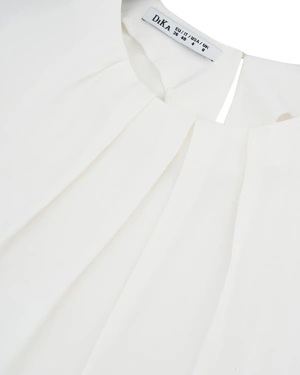 ატლასისებრი, თეთრი ფერის, საგაზაფხულო ბლუზა,მრგვალი ყელით, დამზადებულია რეიონისა და ვისკოზისგან. | ახალი - 6