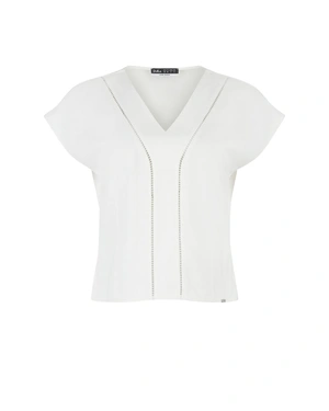 Бяла блуза с V-деколте с детайли | НОВО | Dika.bg Бяла блуза с V-деколте с детайли | НОВО