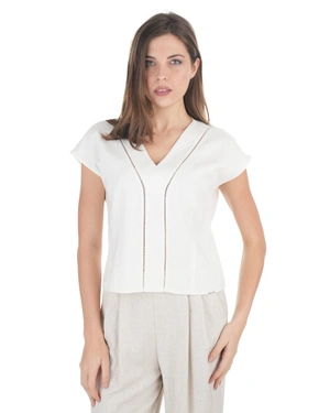 Бяла блуза с V-деколте с детайли | НОВО | Dika.bg - 2 Бяла блуза с V-деколте с детайли | НОВО - 2