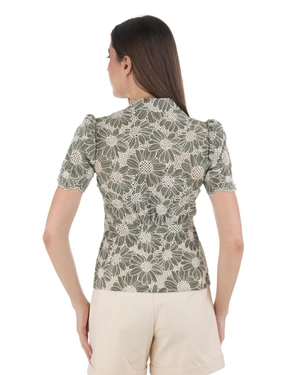 Cotton blouse with a V-neckline and contrasting floral embroidery in green | Casual collection - 3