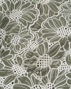 Cotton blouse with a V-neckline and contrasting floral embroidery in green | Casual collection - 5