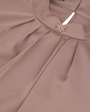 Elegantna satenska bluza u boji šampanjca sa drapiranim izrezom | Bluze | Dika.rs - 2 Elegantna satenska bluza u boji šampanjca sa drapiranim izrezom | Bluze - 2