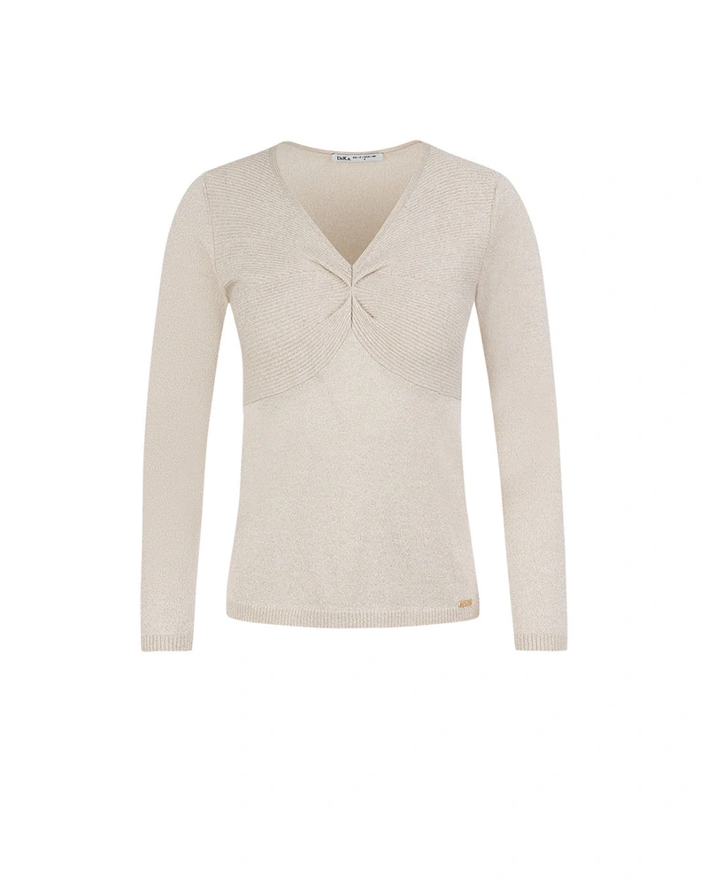 ეკრუს ნაქსოვი ზედა V-დეკოლტეთი, ნაჭრებით და ლურექსის ძაფების ბზინვარებით. | სვიტრები