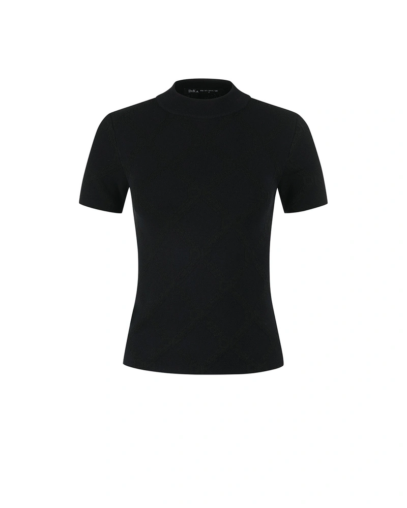 შავი თხელი სვიტერი მოკლე სახელოებით, გლუვი საყელოთი და სტანდარტული მორგებით. | სვიტრები