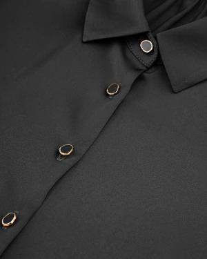 შავი ატლასის ქალის პერანგი კლასიკური ჭრილით. | საჩუქრების გზამკვლევი - 2