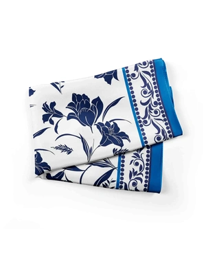 Square scarf with stylized motif | Scarfs | Dikastore.ro Square scarf with stylized motif | Scarfs