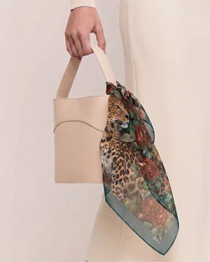 Foulard carré en mousseline de polyester recyclé dans des tons beiges | Foulards - 1