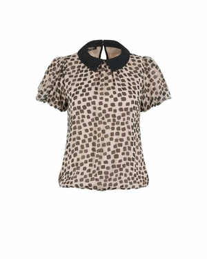 Elegant beige blouse with geometric black print and black collar | Blouses | Dika.ge Elegant beige blouse with geometric black print and black collar | Blouses