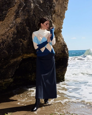 Pulover elegant în nuanțe de bordo și roz, cu model în romburi | Pulovere | Dikastore.ro - 1 Pulover elegant în nuanțe de bordo și roz, cu model în romburi | Pulovere - 1