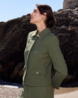 Veste ajustée vert olive avec poches décoratives | Vestes et Blazers | Dika.com - 2 Veste ajustée vert olive avec poches décoratives | Vestes et Blazers - 2