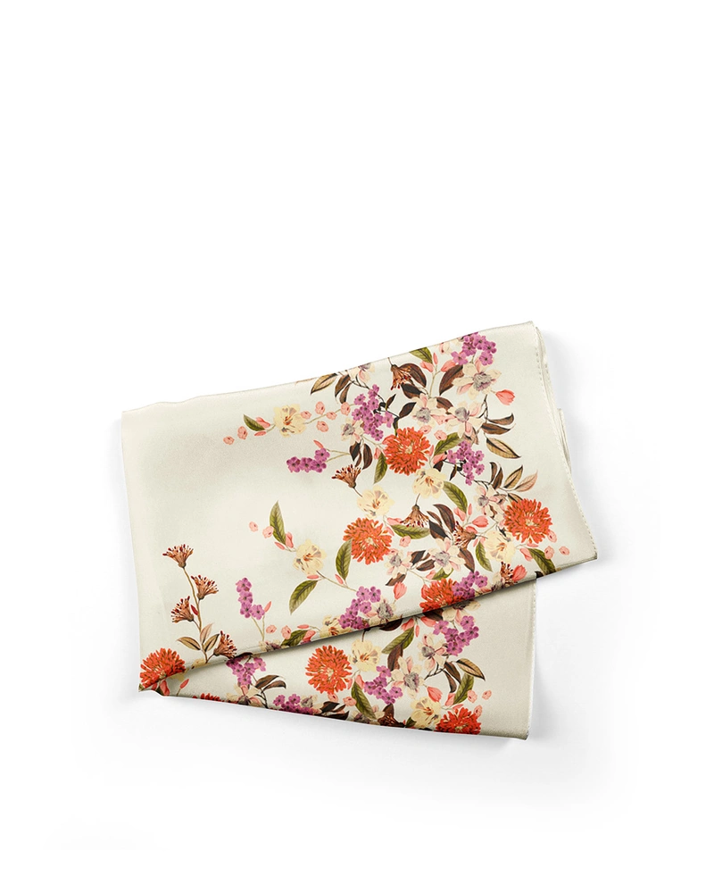 Scarf with delicate floral motif on a light beige background | Scarfs