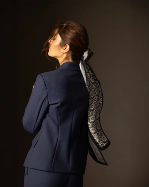 Silk twilly scarf in dark blue and ecru | Scarfs - 2