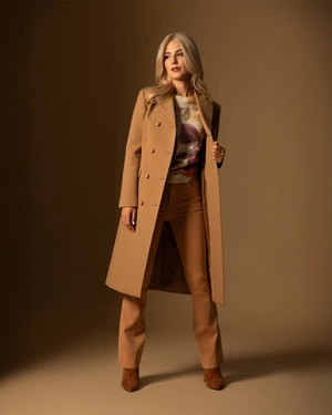 Tailored coat with lapels and double-breasted fastening in camel color | COLLECTION - 7