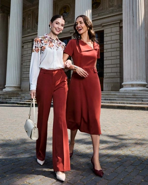 White shirt with autumn flower motif on the upper part | COLLECTION - 9