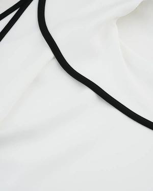 Blouse blanche sans manches avec col replié élégant et détail asymétrique |  - 2