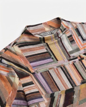 Women's short-sleeved viscose top with a geometric print | Tops and T-shirts - 4